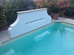 piscina con cascata romana